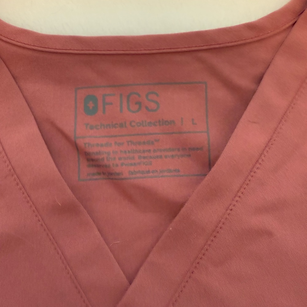 2 Figs Woman’s Catrina One Pocket Short-Sleeve V-Neck Pocket Tee — Mauve & Moss - Picture 3 of 6